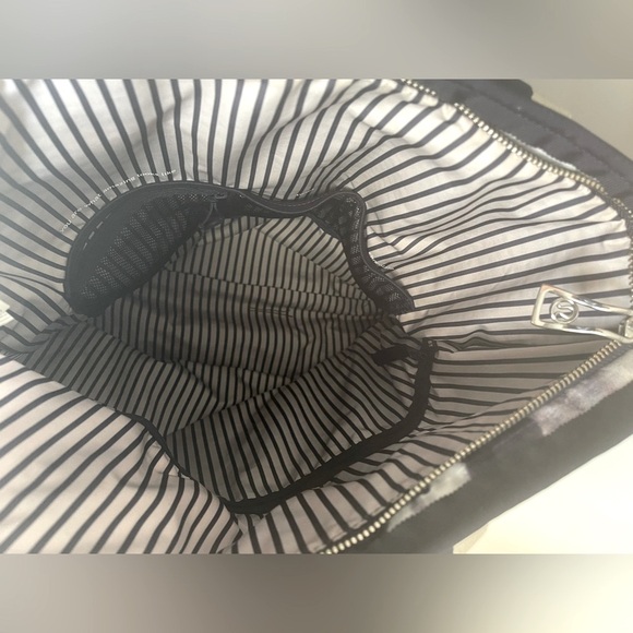 ⭐️Host Pick⭐️ Lululemon Flow and Go Tote - Picture 7 of 11